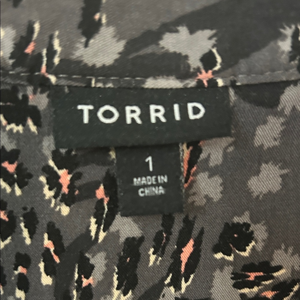 Torrid Black and Gray Patterned Blouse - Picture 5 of 8